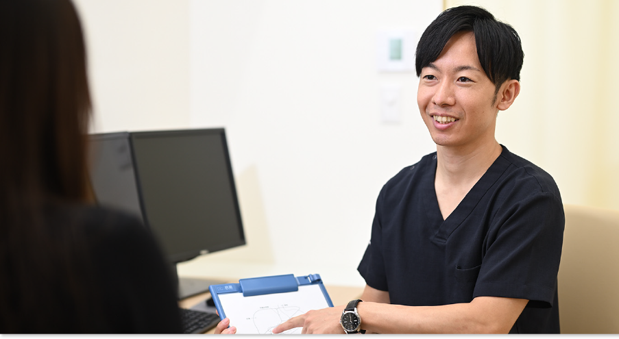診察をする先生の写真